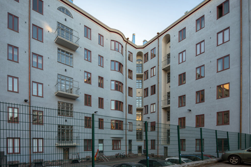 Etelä-Suomen Julkisivupalvelu Oy toteutti osoitteessa Runeberginkatu 58, Helsinki sijaitsevan asuinkiinteistön julkisivujen ja parvekkeiden kunnostus- ja uusimistyöt.